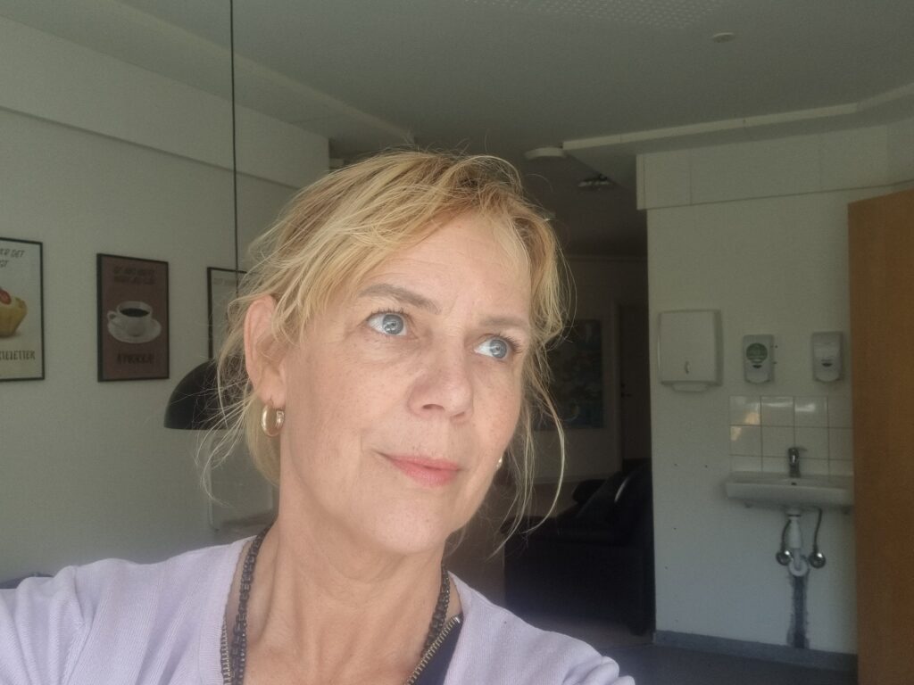 Hvem er Eeva Kari? Coach og Rådgiver Kvinder over 50 i Forandring.